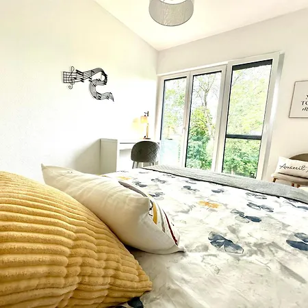 Auf Zwei Ebenen Mit Aussicht Ins Gruene Stoccarda