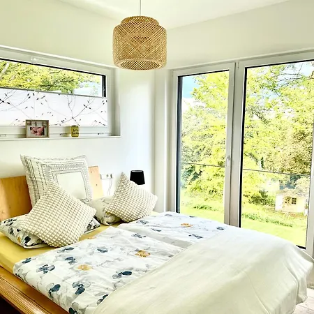 Auf Zwei Ebenen Mit Aussicht Ins Gruene