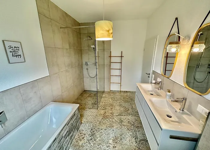 Auf Zwei Ebenen Mit Aussicht Ins Gruene