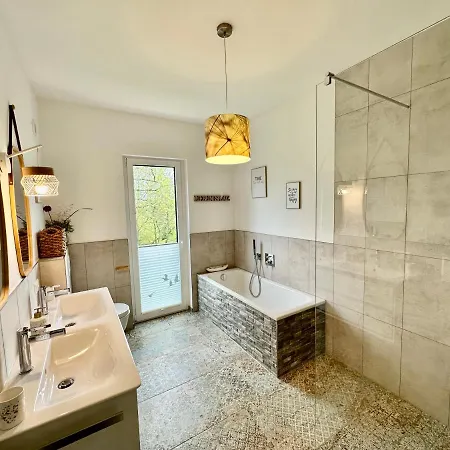 Auf Zwei Ebenen Mit Aussicht Ins Gruene * 斯图加特