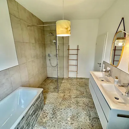 Auf Zwei Ebenen Mit Aussicht Ins Gruene