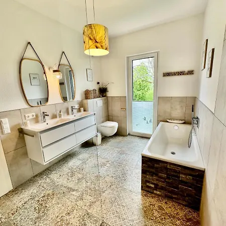 Auf Zwei Ebenen Mit Aussicht Ins Gruene