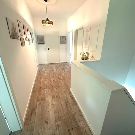 Auf Zwei Ebenen Mit Aussicht Ins Gruene